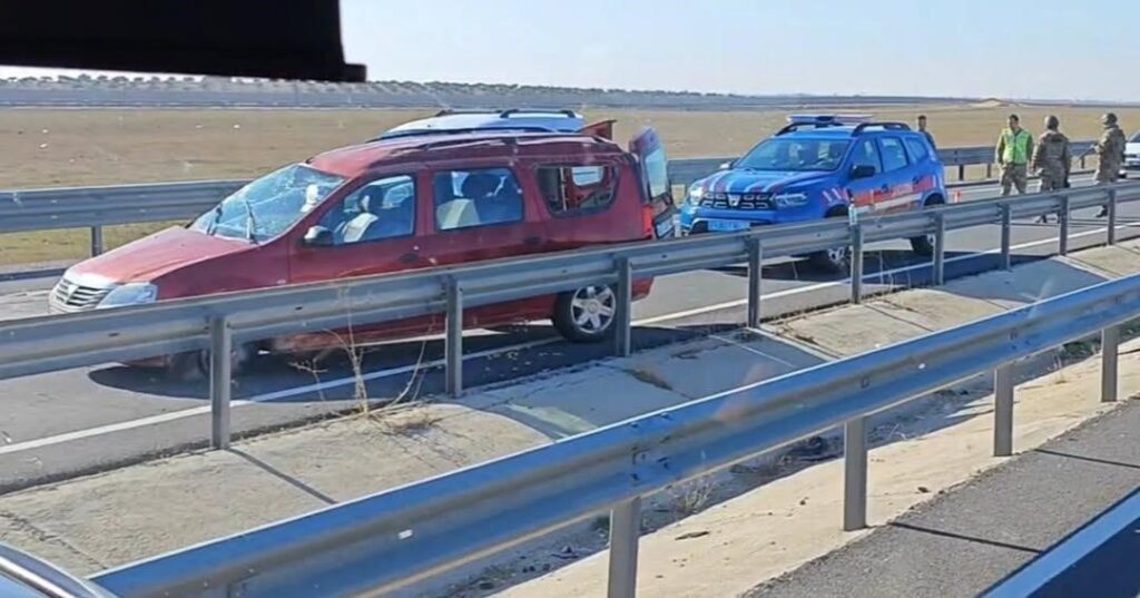 Lastiği patlayan araç bariyerlere çarptı!