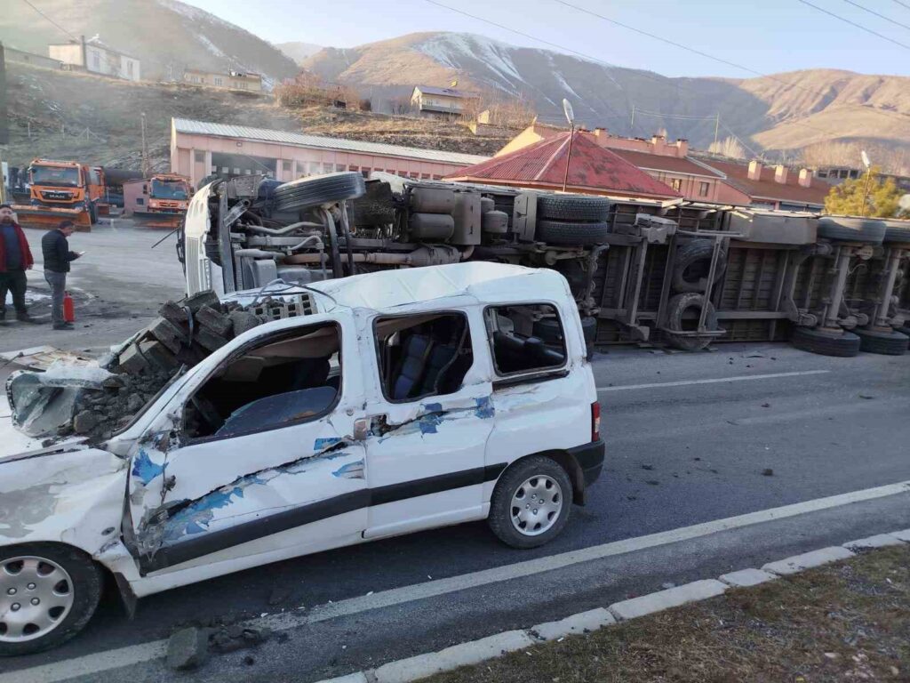 Bitlis’te kaza: Tır devrildi, 2 yaralı!
