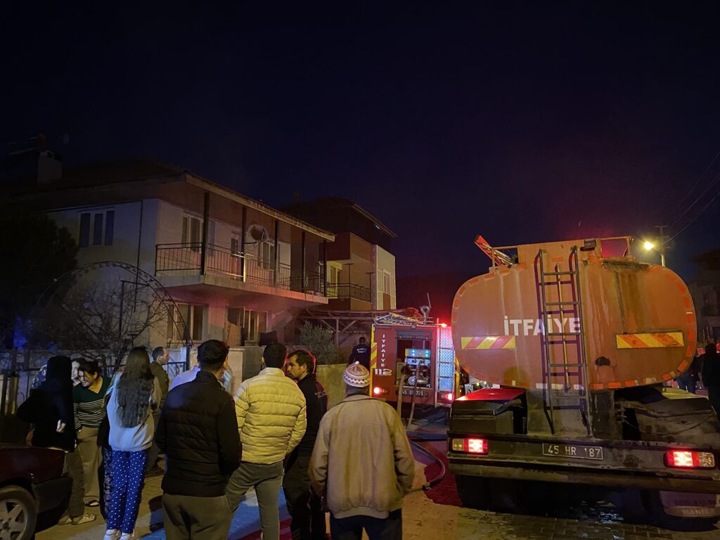 İki katlı evde çıkan yangın paniğe neden oldu!