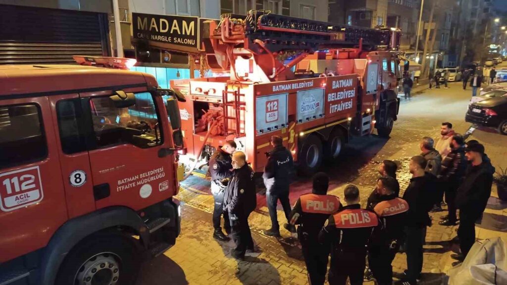 Evini ateşe verdi, komşularından yardım istedi