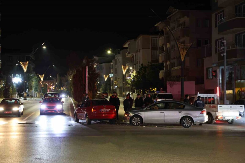 Kırmızı ışık ihlali kazaya yol açtı: 2 kişi yaralandı