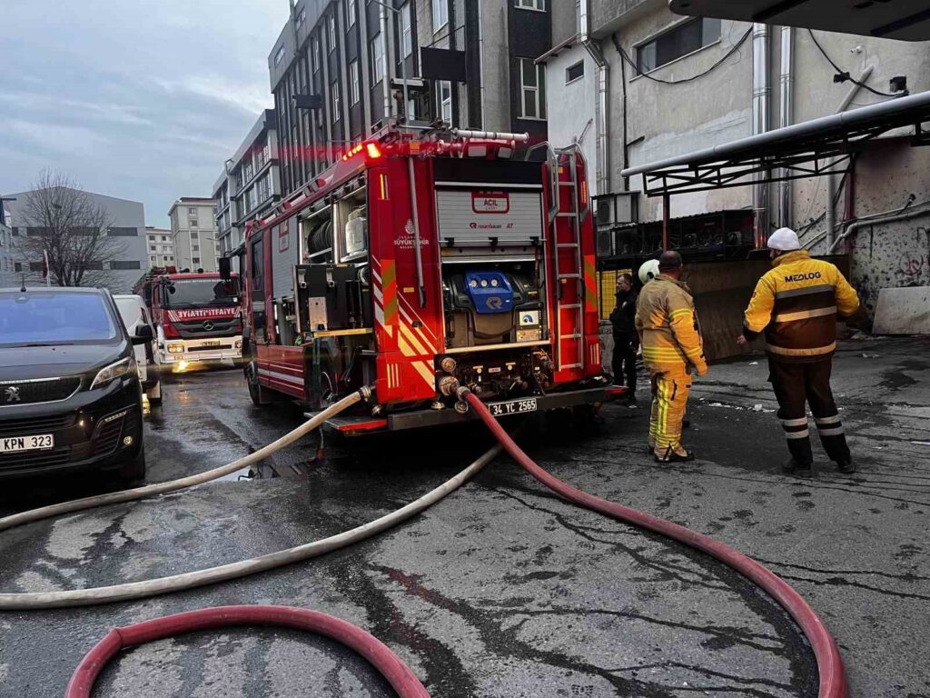 Beylikdüzü’nde yangın paniğe yol açtı