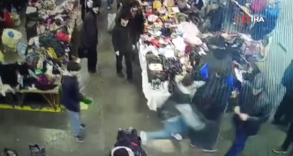 Kadıköy bit pazarında vahşet: İtalyan şefin 15 yaşındaki oğluna bıçaklı saldırı!                                                                         