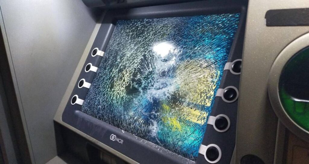 Aydın’da kimliği belirsiz şahıslar ATM’ye ve iş yerine zarar verdiler