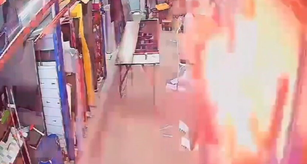 Sultangazi’de sobaya tiner döken çalışan yaralandı