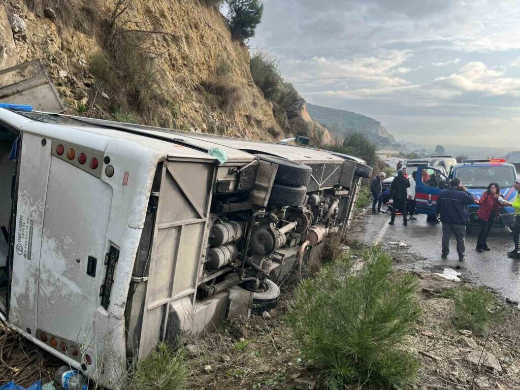 Tur minibüsü devrildi: 23 kişi yaralandı