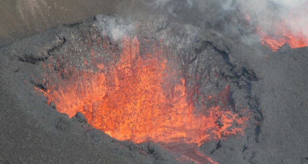 Hawaii’deki kilauea yanardağı lav püskürttü