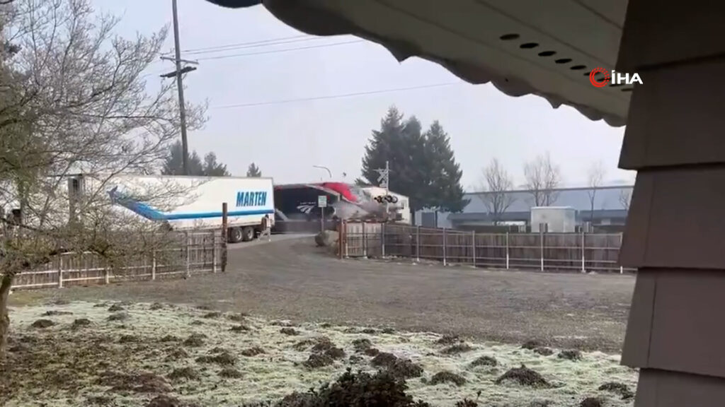 ABD’de yolcu treni hemzemin geçitteki tıra çarptı!