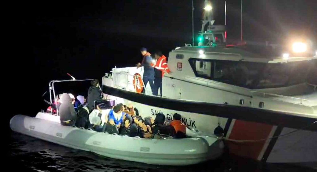 25 düzensiz göçmen ve 2 göçmen kaçakçısı yakalandı!