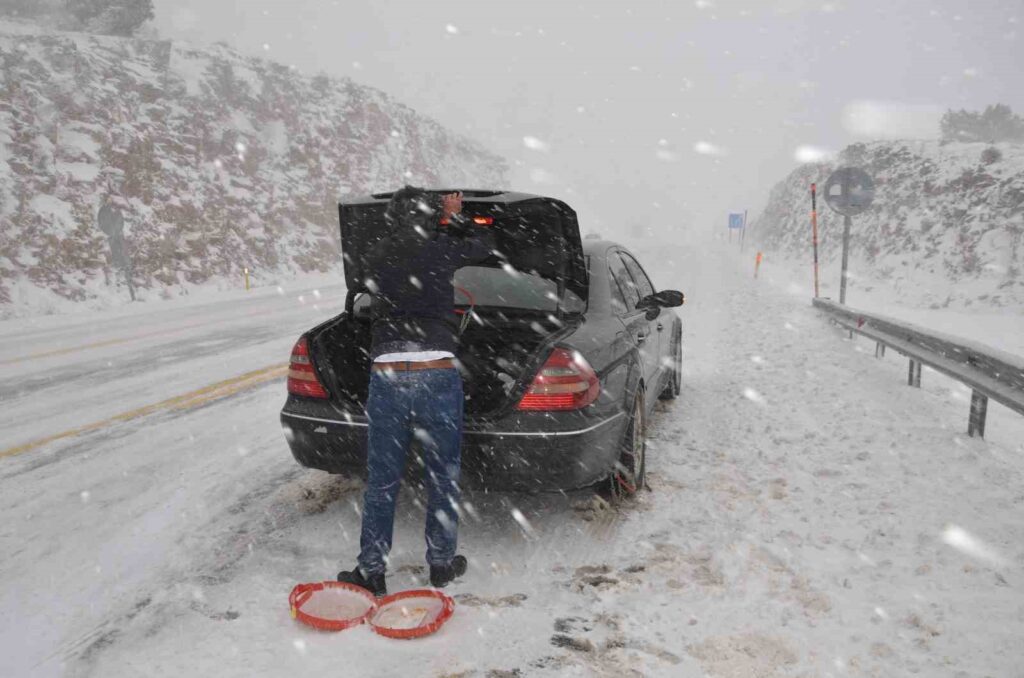 Antalya’da kar yağışı etkili olmaya başladı