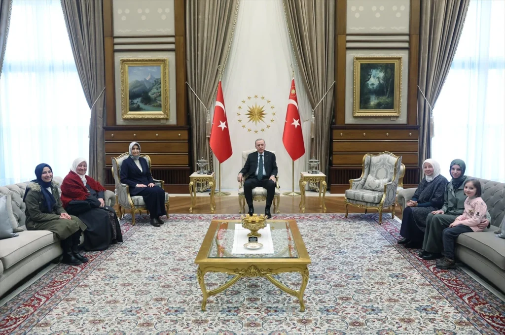 Cumhurbaşkanı Erdoğan, camii temizlik görevlisi Sultan Bayat’ı ağırladı 