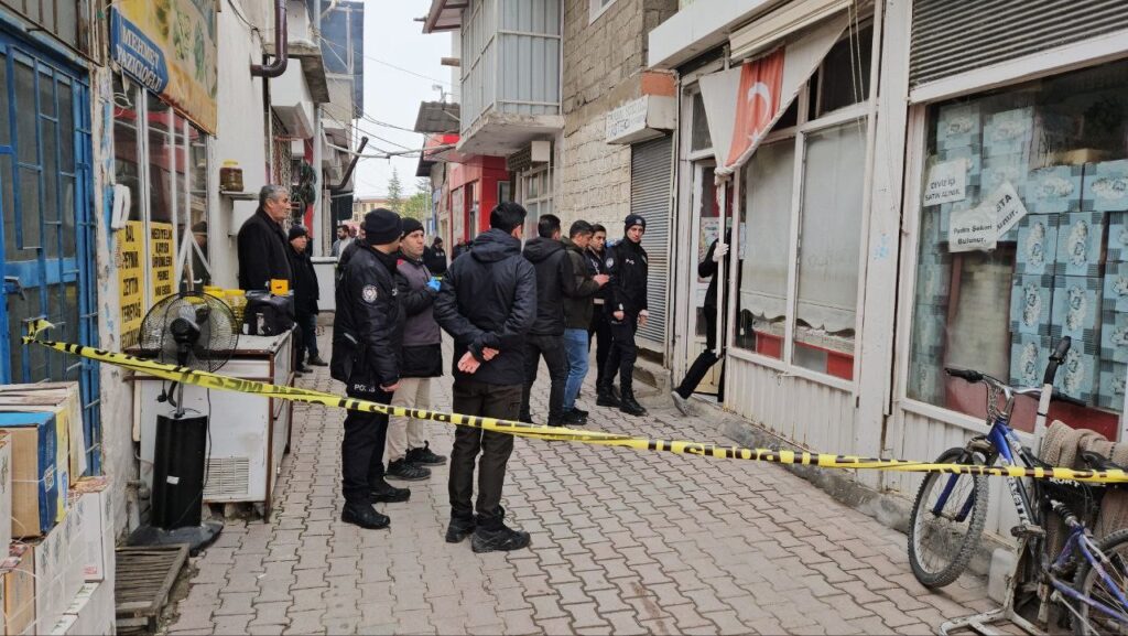 Hamur yoğurma makinesine takılan atkısı canına mal oldu