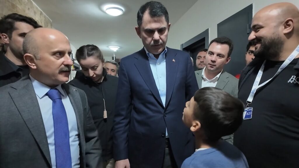 Bakan Kurum’dan depremzede çocuğa halı saha sürprizi 