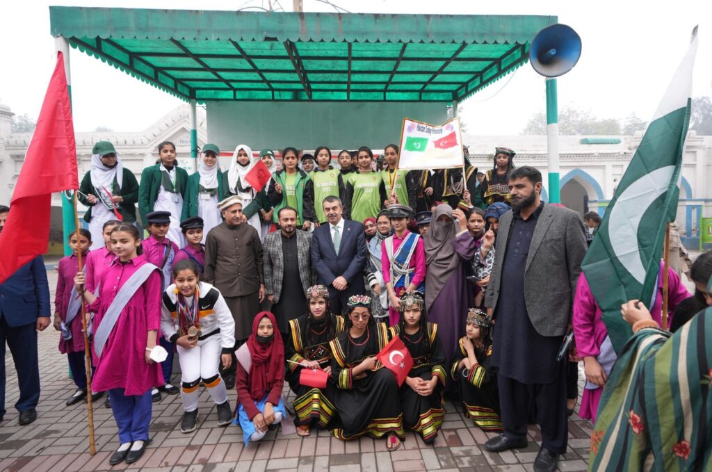 Bakan Tekin, Pakistan’da Kinnaird Kız Lisesi’ni ziyaret etti 