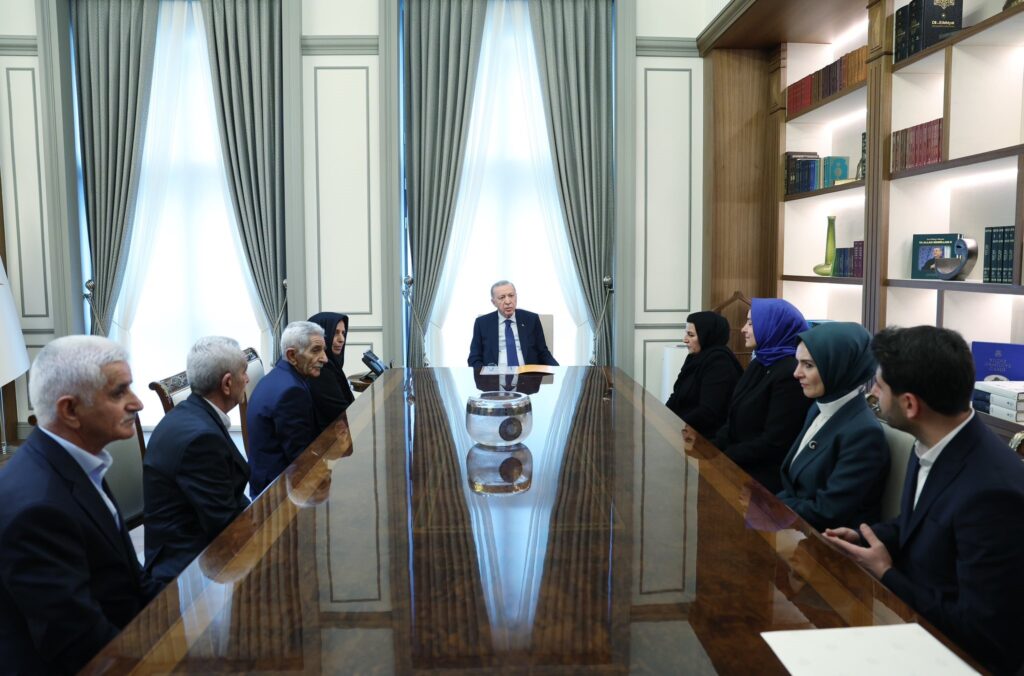 Cumhurbaşkanı Erdoğan, 36 yıl önce PKK saldırısında katledilen ailelerin yakınlarıyla buluştu 