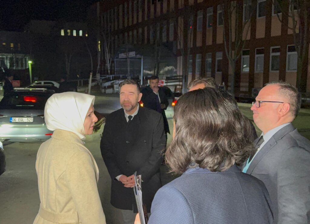 Bakan Göktaş yangından etkilenen vatandaşları ziyaret etti