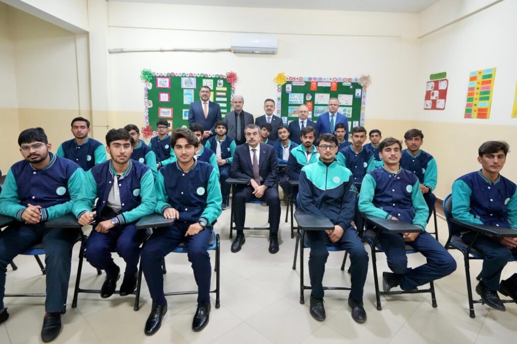 Milli Eğitim Bakanı Yusuf Tekin’den Pakistan’da kardeşlik mesajı 