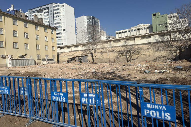 Konya’da çöken binanın bulunduğu cadde yeniden trafiğe açıldı
