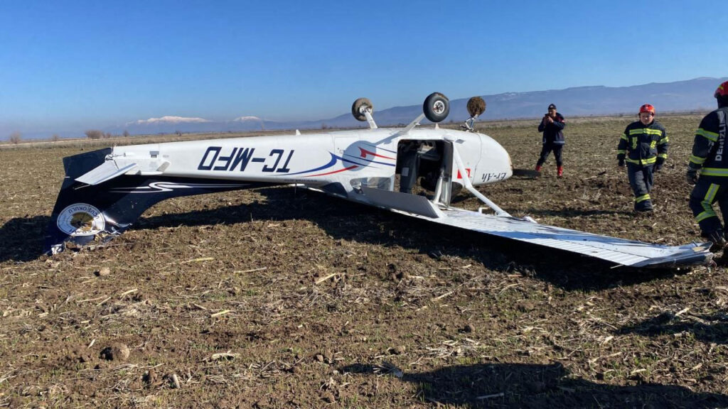 Eğitim uçağı Denizli’de sert iniş yaparak ters döndü, 1 yaralı