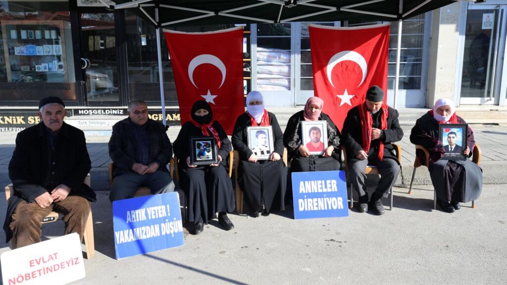 Muşlu aileler “evlat nöbeti”ni sürdürdü