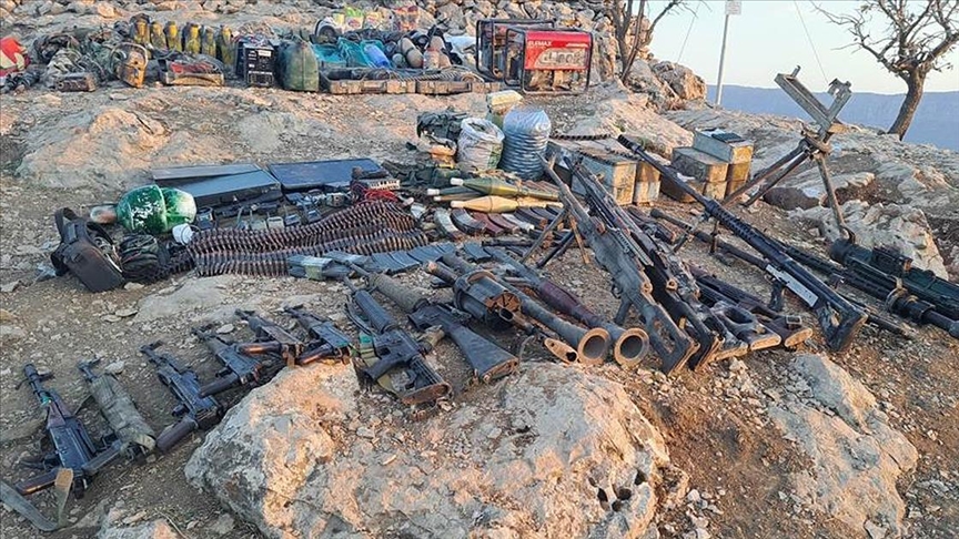 Teröristlere ait mağarada çok sayıda silah ve mühimmat ele geçirildi 