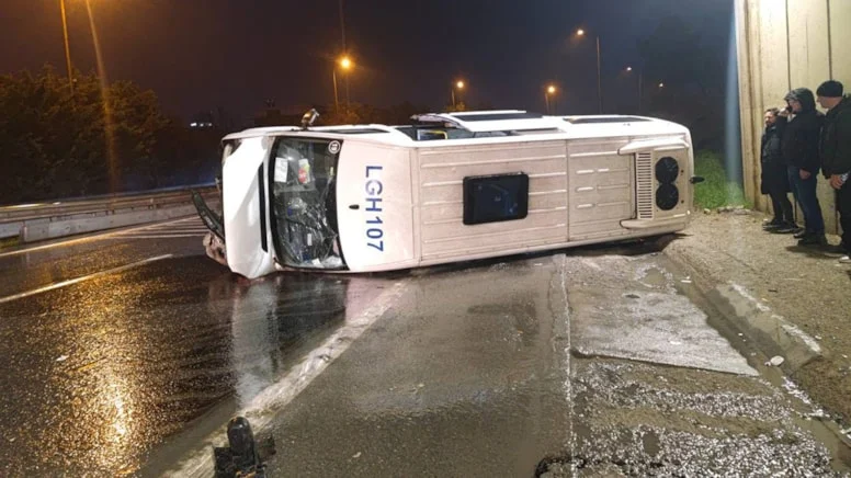 Ümraniye’de servis minibüsü devrildi: 7 yaralı
