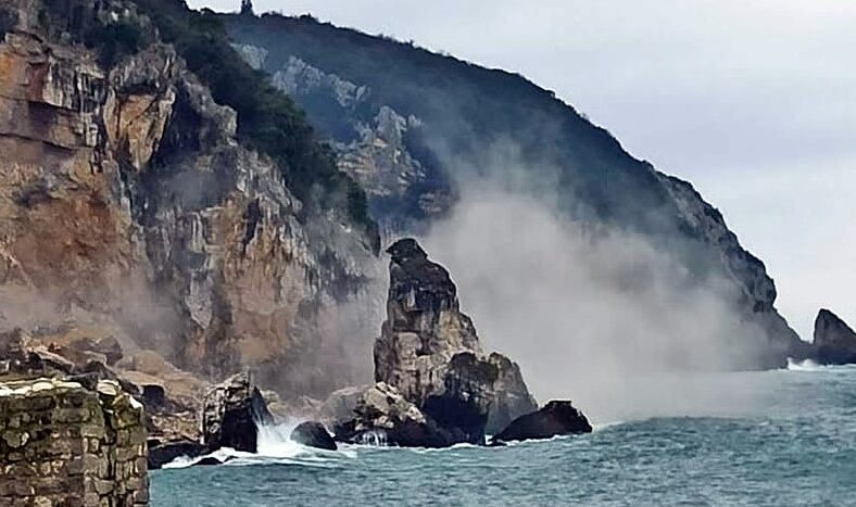 Amasra’da kar yağışı ve sağanak sebebiyle heyelan: Dev kayalar denize düştü, can kaybı yok
