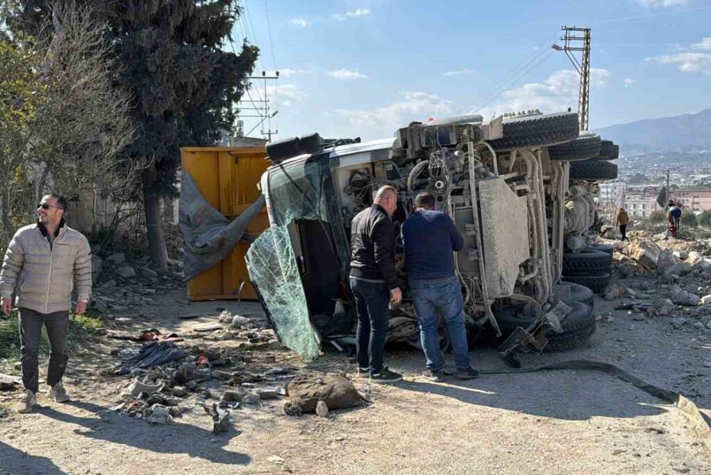 Hafriyat kamyonu devrildi: Sürücü yaralandı!