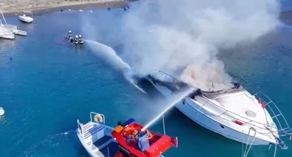 Marmaris’te özel bir marinada bağlı motoryat alevlere teslim oldu