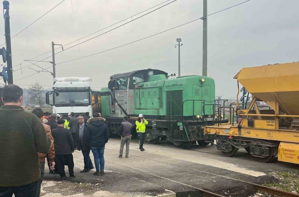 Osmaniye’de hemzemin geçitte yük treni ile hafriyat kamyon çarpıştı!