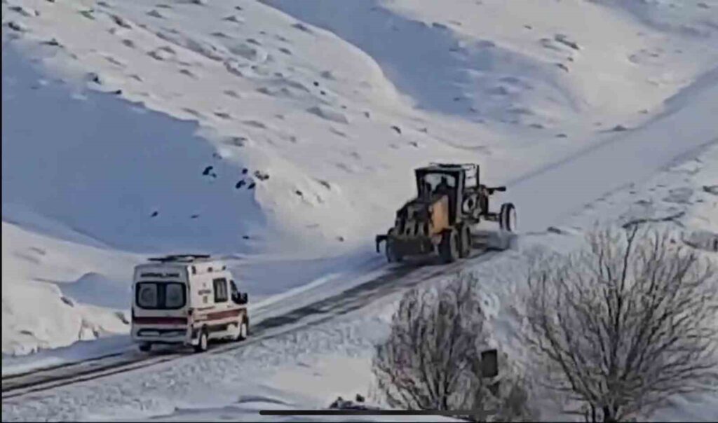 Elazığ’da kar engeli aşılarak hasta hastaneye ulaştırıldı