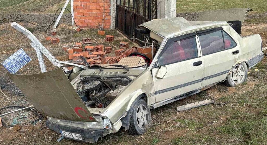 Afyonkarahisar’da otomobilin direğe çarpması sonucu 1 ölü, 6 yaralı!