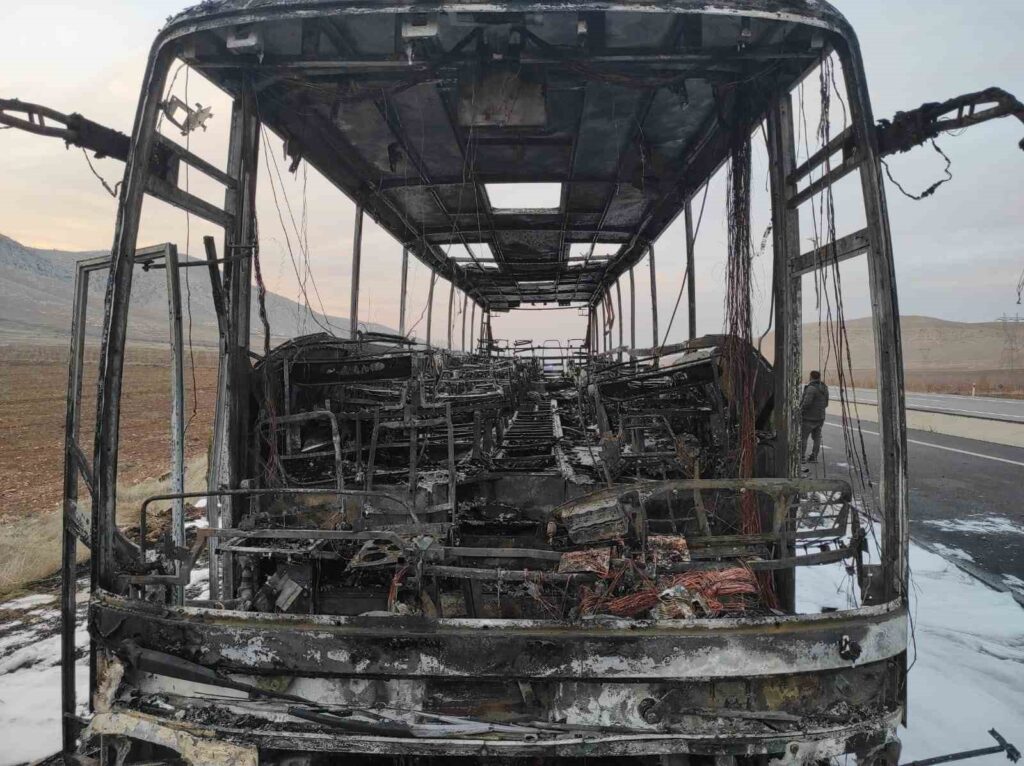 Batman’da seyir halindeki yolcu otobüsü alev aldı!