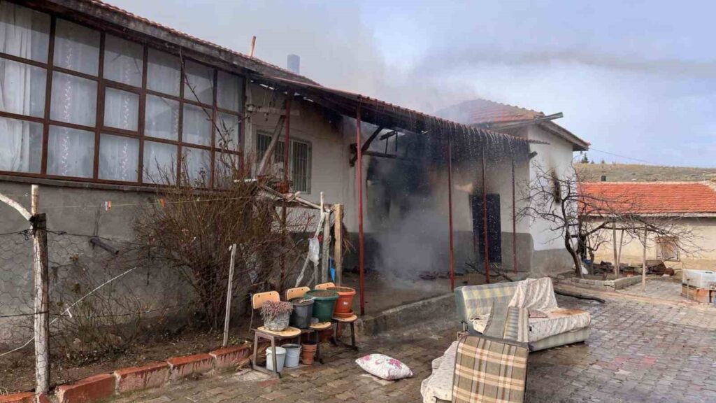 Tandırda çıkan alevler, yanındaki evin çatısına sıçradı!