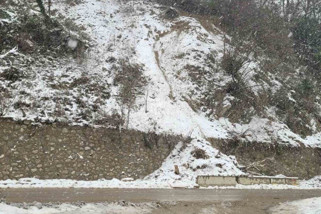 Kastamonu İnebolu’da heyelan sonucu dağdan kopan taşlar nedeniyle 3 bina tahliye edildi