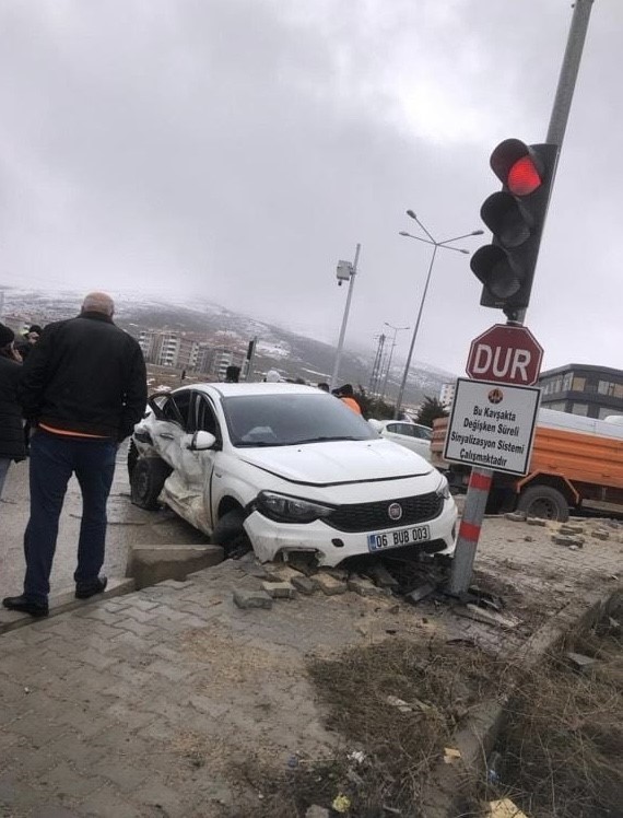 Elazığ’da kamyonet ile otomobil çarpıştı: 5 kişi yaralandı!