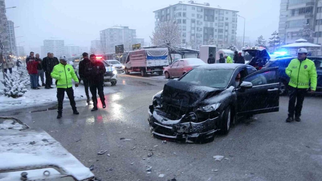 Malatya’da kaza: Öğrenci servisi ile otomobilin çarpıştı, 5 yaralı!
