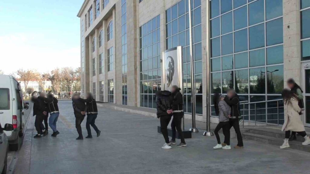 Uşak’ta uyuşturucu operasyonunda 5 tutuklama