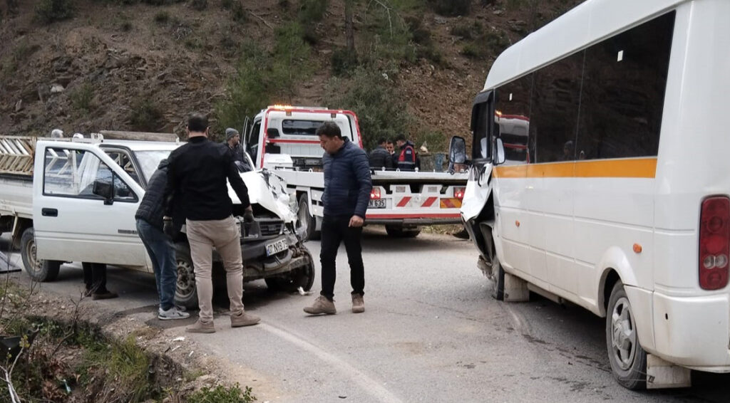 Antalya’da öğrenci servisiyle kamyonetin çarpıştığı kazada 21 öğrenci yaralandı!