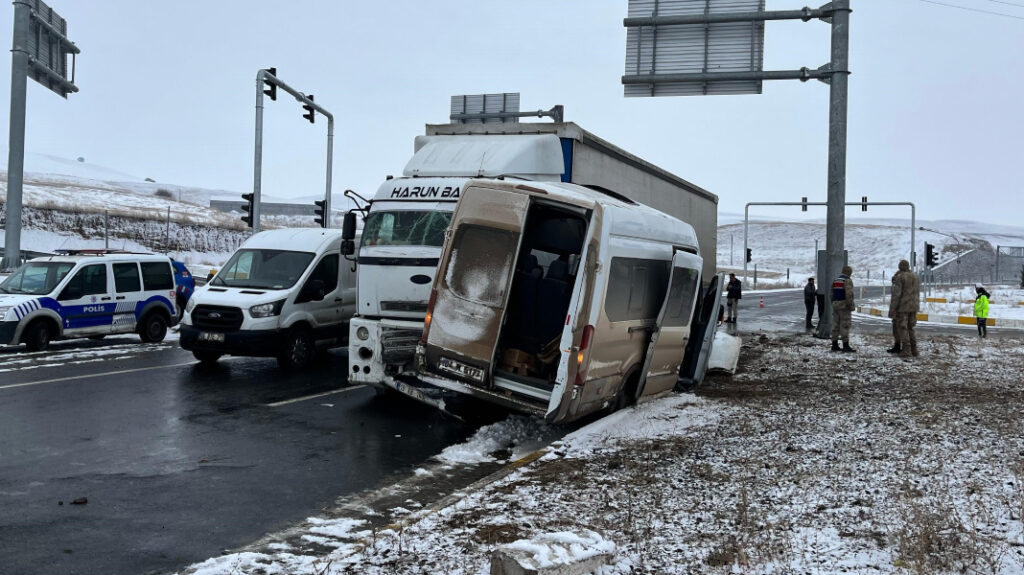Ağrı’da çekici ile minibüsün kafa kafaya çarpıştı: 8 kişi yaralandı, 2’si ağır!