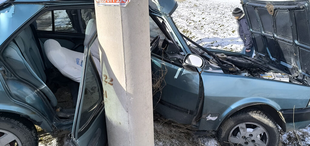 Afyonkarahisar’da kontrolden çıkan otomobil elektrik direğine çarptı: 4 yaralı!