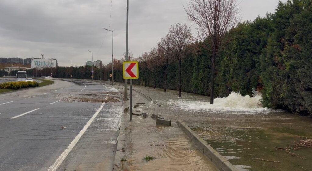 Bakırköy’de su borusu patladı, yol su altında kaldı