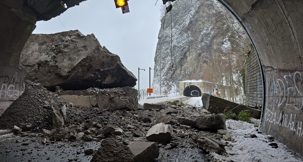 Artvin Kemalpaşa’da heyelan: Dev kaya kütleleri yolu kapattı