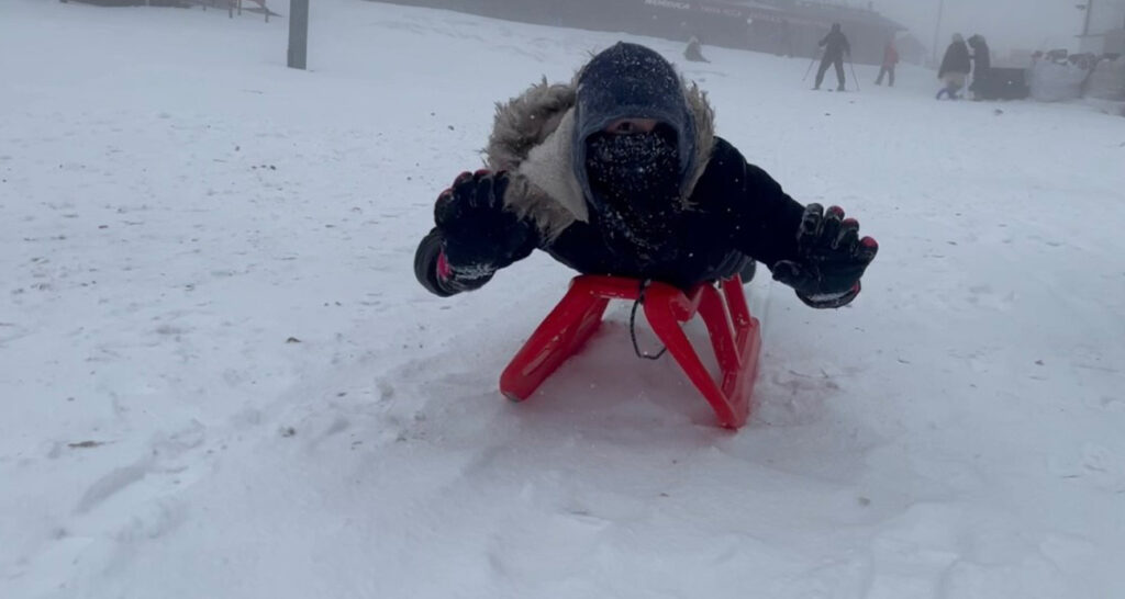 Yoğun kar yağışıyla Uludağ’daki kayak pistleri doldu  