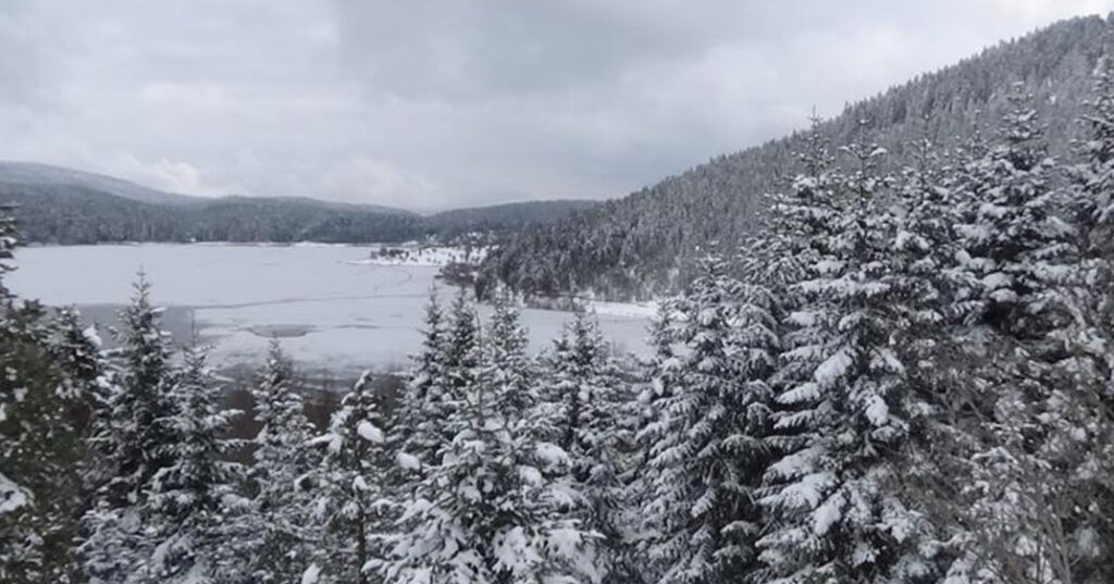 Abant Gölü’nde kış büyüsü: Göl tamamen buz tuttu