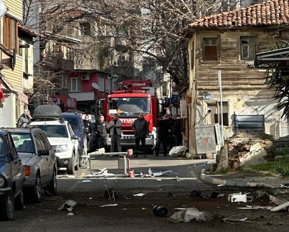 Tekirdağ’da bir kişi sinir krizi geçirdi: 5.kattan eşyaları sokağa fırlattı