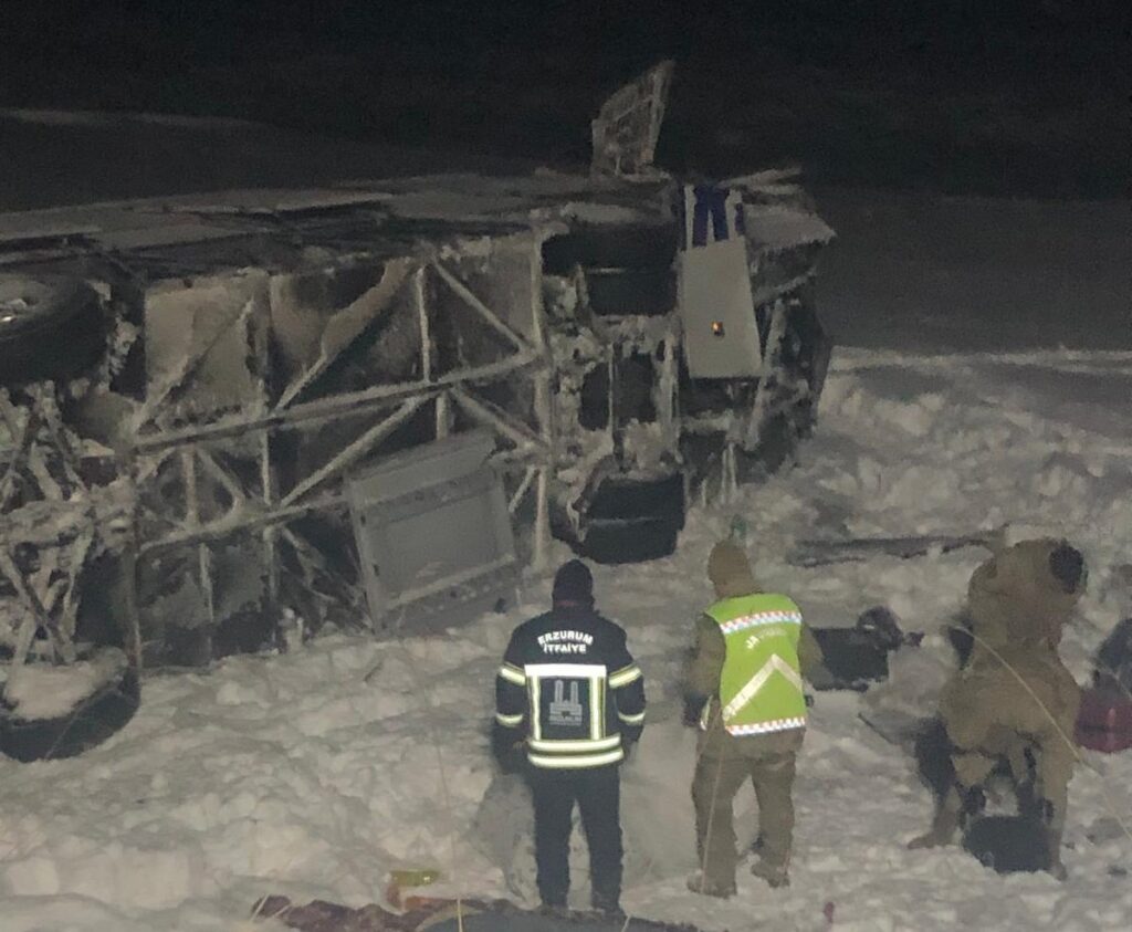 Erzurum’un Horasan’da yolcu otobüsünün devrilmesiyle 38 kişi yaralandı