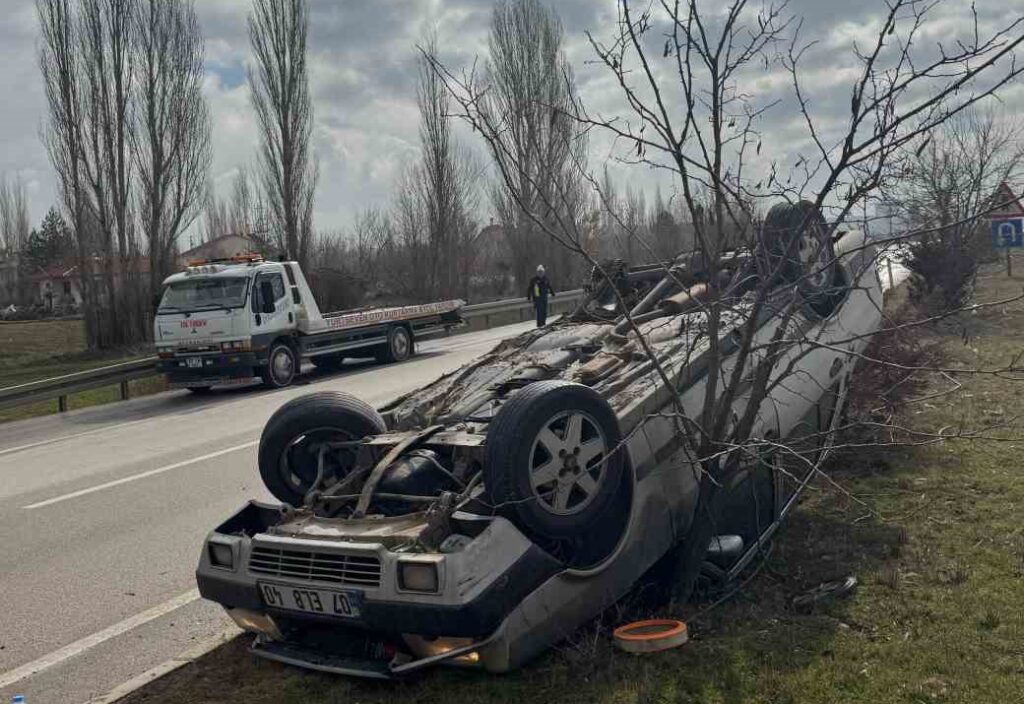 Afyonkarahisar’da kontrolden çıkan otomobil refüje devrildi