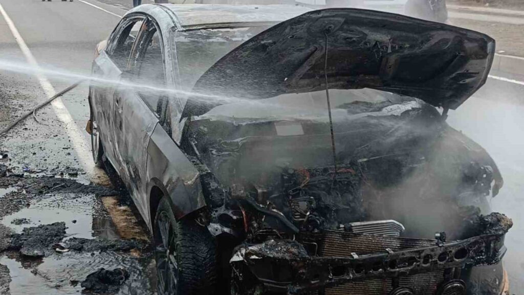 Alevler içinde kalan ticari taksi hurdaya döndü