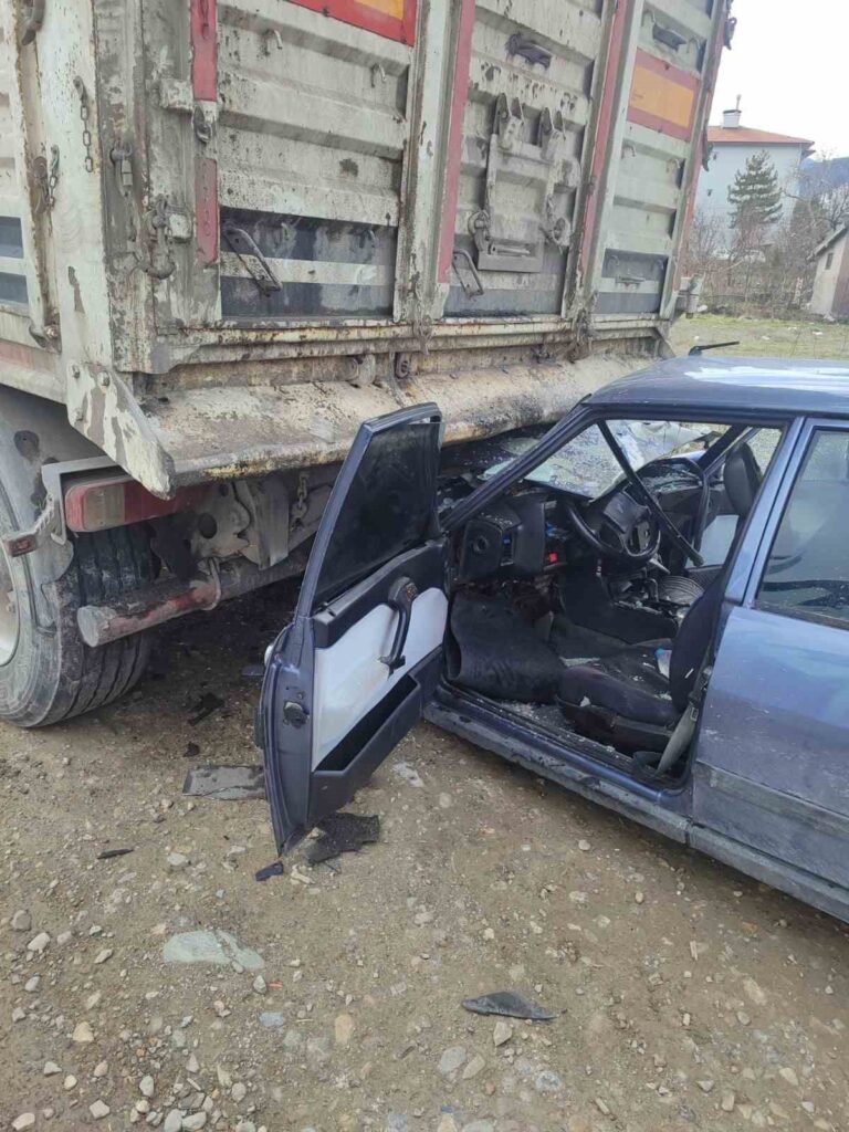 Afyonkarahisar’da trafik kazası: 1 ölü, 2 yaralı